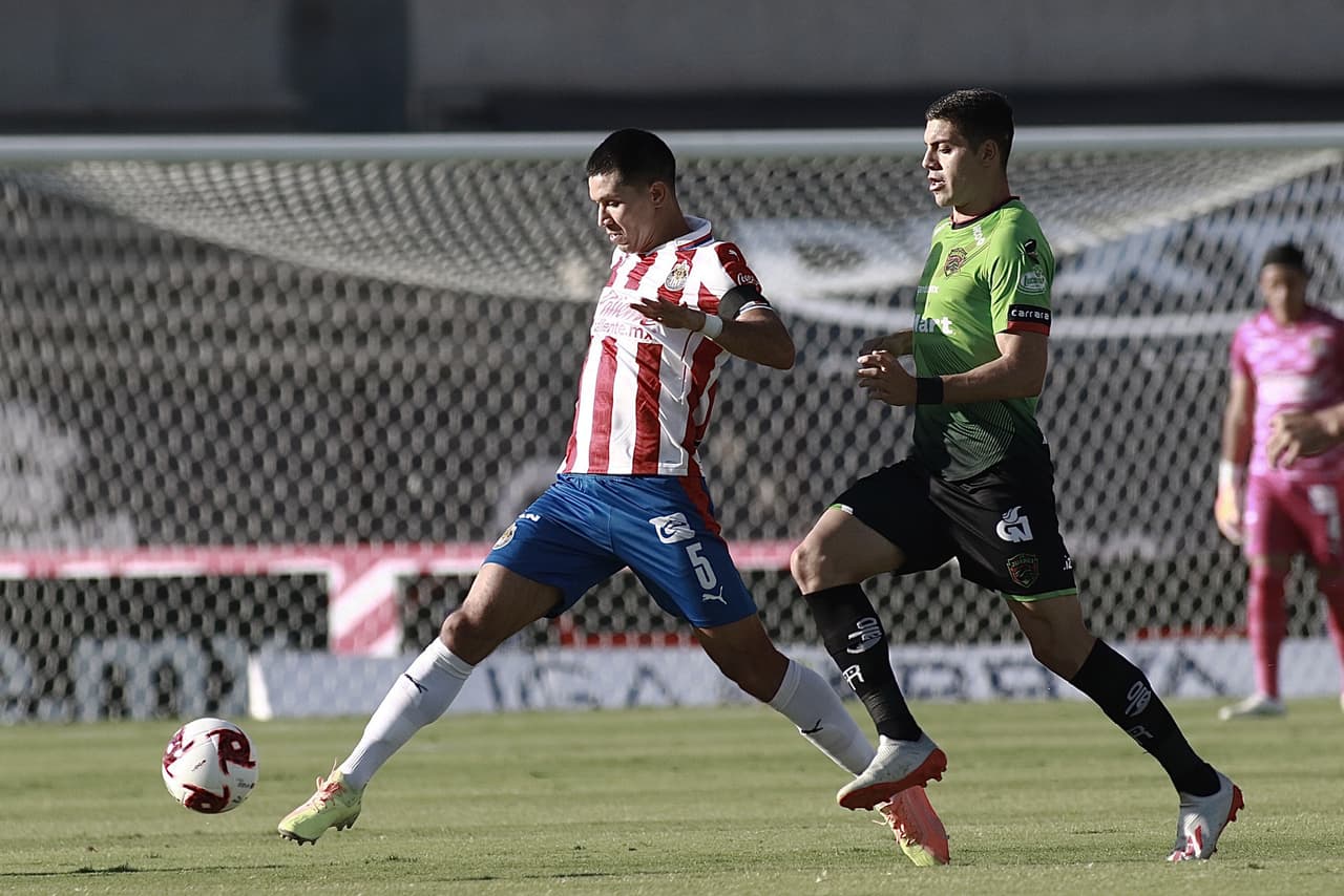 Con goles de José Macías y Jesús Angulo, las Chivas consiguen unos valiosos tres puntos en la frontera.