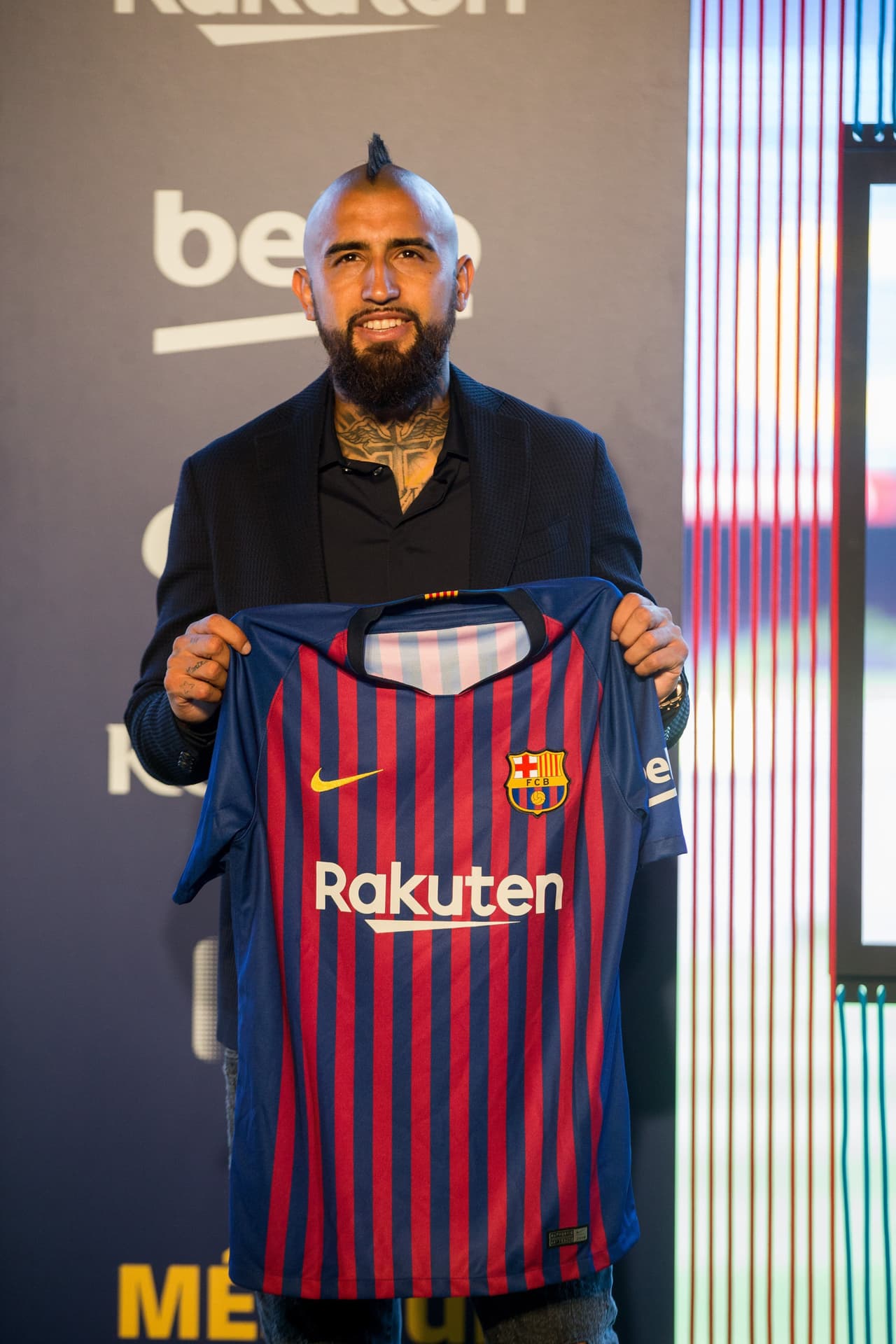 Arturo Vidal lucía la fina cresta en la cabeza rapada característica en su imagen.
