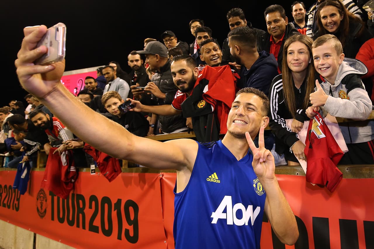 Manchester United entrenó este jueves a puertas abiertas en Perth, Australia, para tener contacto con los cientos de aficionados que llegaron hasta el WACA Ground. Paul Pogba, aún sin definir su futuro, fue uno de los más aclamados tomándose fotos y firmando autógrafos a quienes se lo pidieron. Los Diablos Rojos enfrentarán al Perth Glory y al Leeds United en esta gira por suelo australiano.