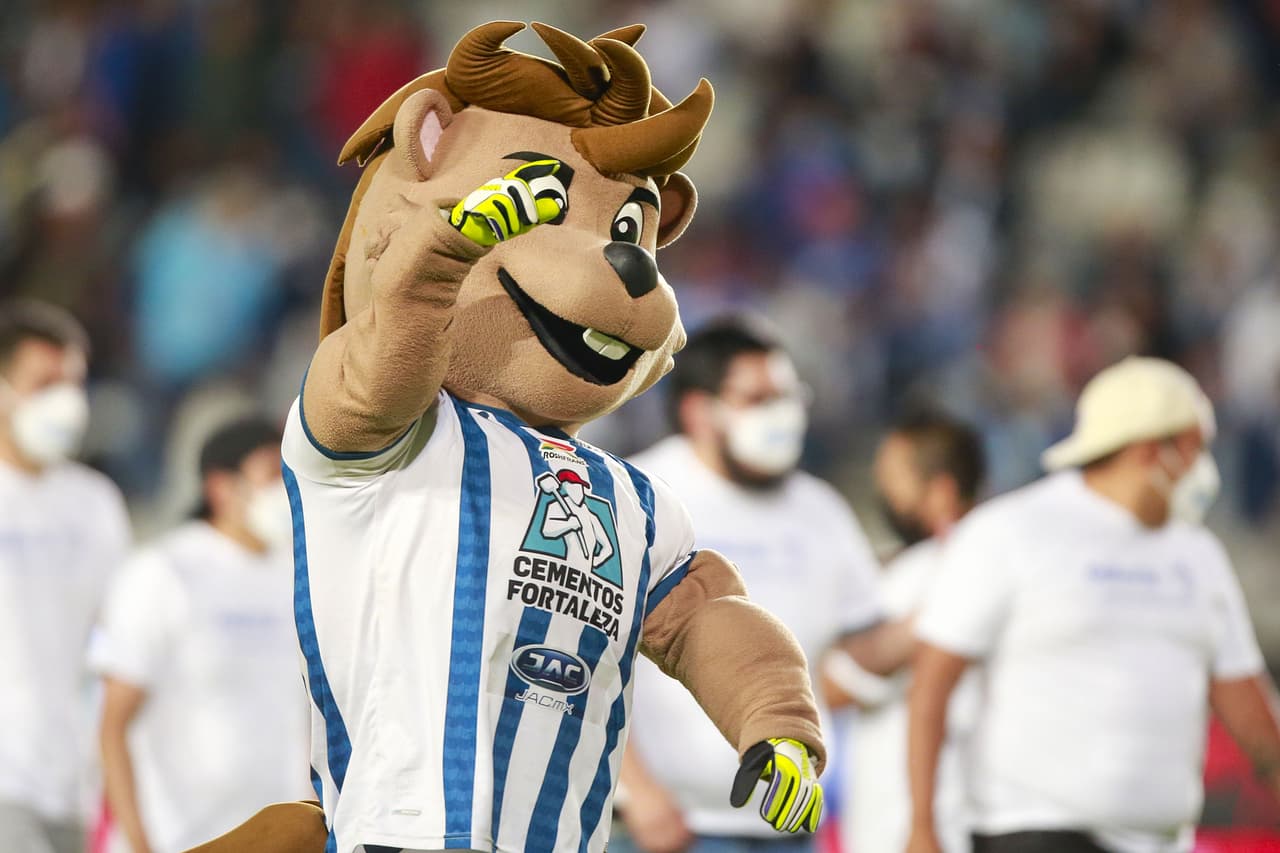 El Pachus animaba a la afición hidalguense.