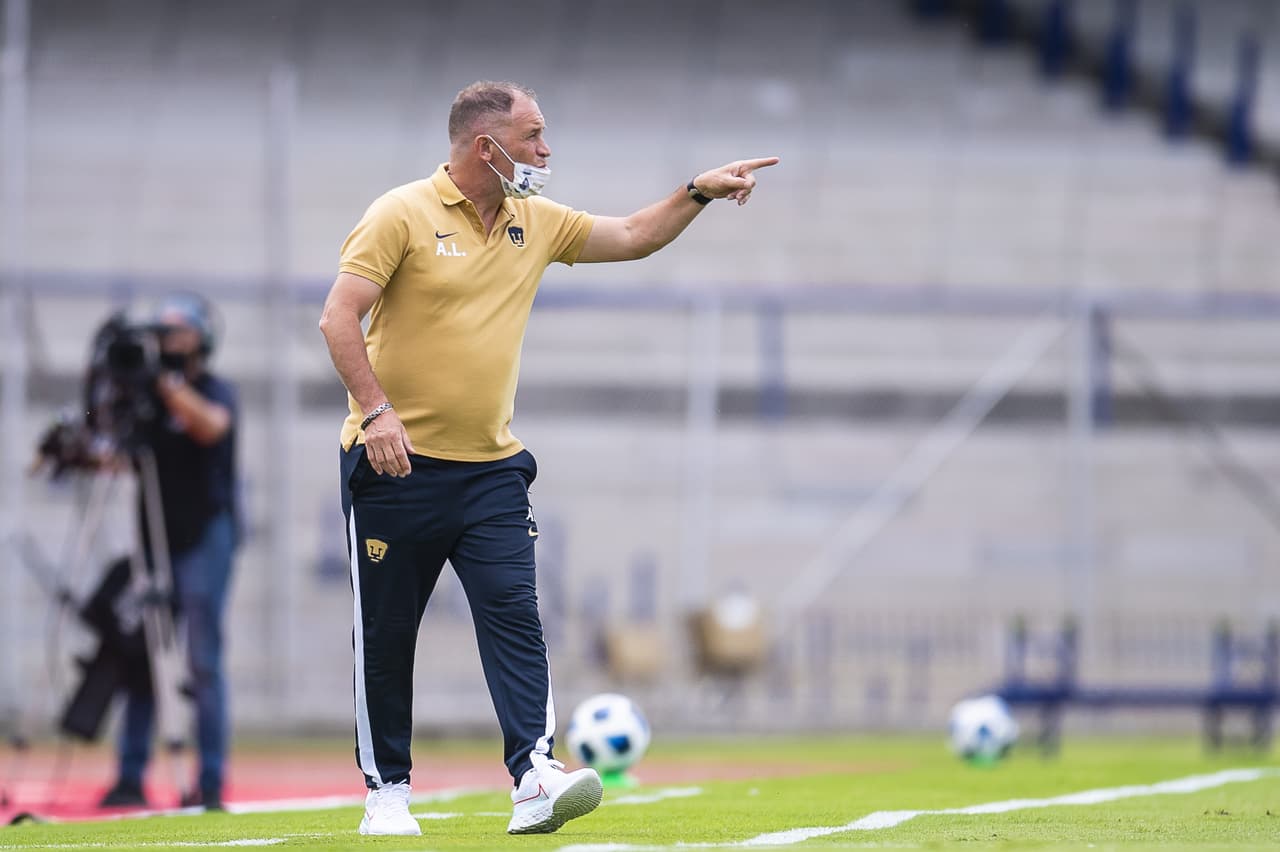 Pumas y Querétaro terminan el encuentro sin goles durante la cuarta Jornada del torneo Apertura Grita México 2021. La escuadra universitaria se quedó con 10 hombres al minuto 89' tras la expulsión de Fabio Álvarez por una patada. Los universitarios se enfrentarán ante Necaxa y los 'gallos blancos' ante Tigres en la próxima jornada.