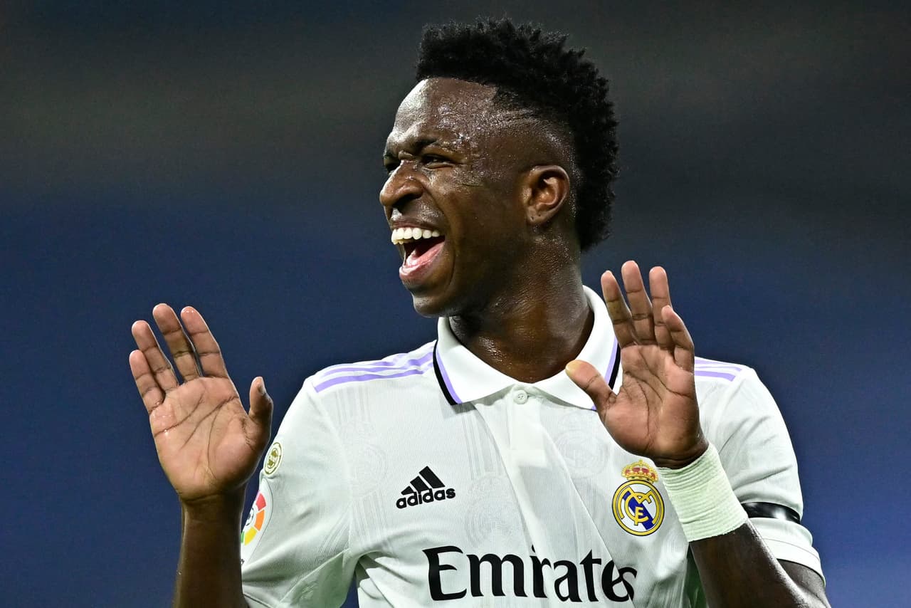 Vinicius metía un servicio, pero el balón se terminaba clavando en el arco del guardameta rival.