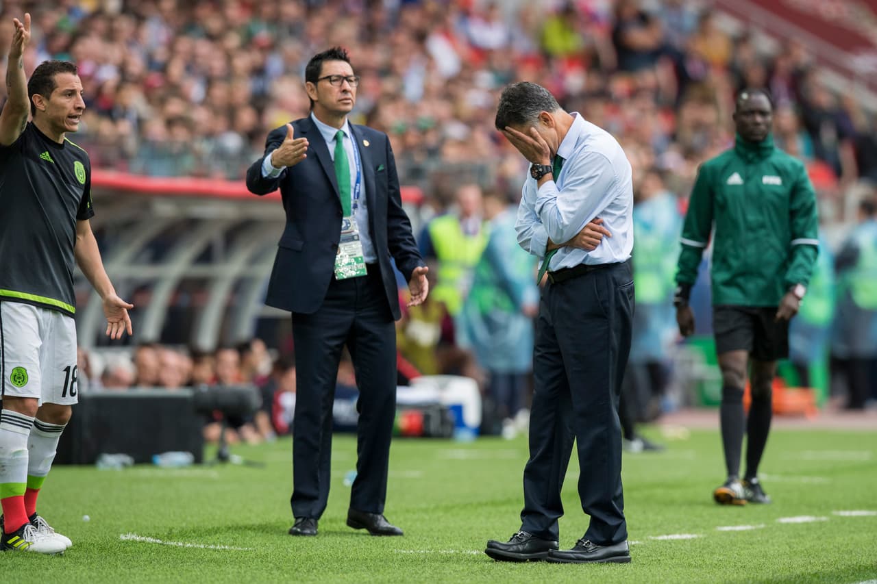 Osorio reclamó por lo que consideró un mal uso del VAR al no señalar un penalti a favor de México, pero sí otras jugadas en contra. El juez central decidió expulsar al colombiano.