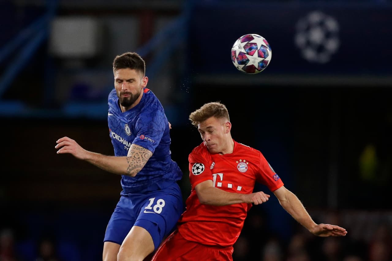 El jugador defensa Christensen juega el día de hoy con una máscara protectora, pues se rompió la nariz al jugar contra el Manchester United la semana pasada.