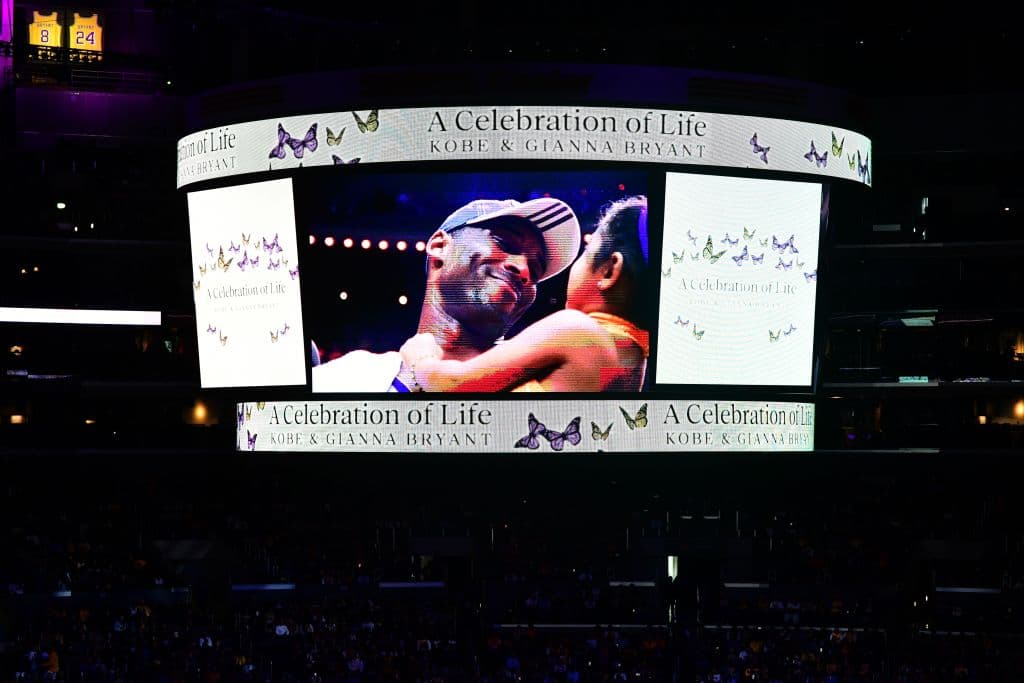 Así se vivió la ceremonia 'Celebrando la Vida' para Kobe Bryant y para su hija Gigi Bryant. Celebridades, atletas, fanáticos y mucho talento se dieron cita en el Staples Center para despedir a una leyenda del basketball y a su pequeña.