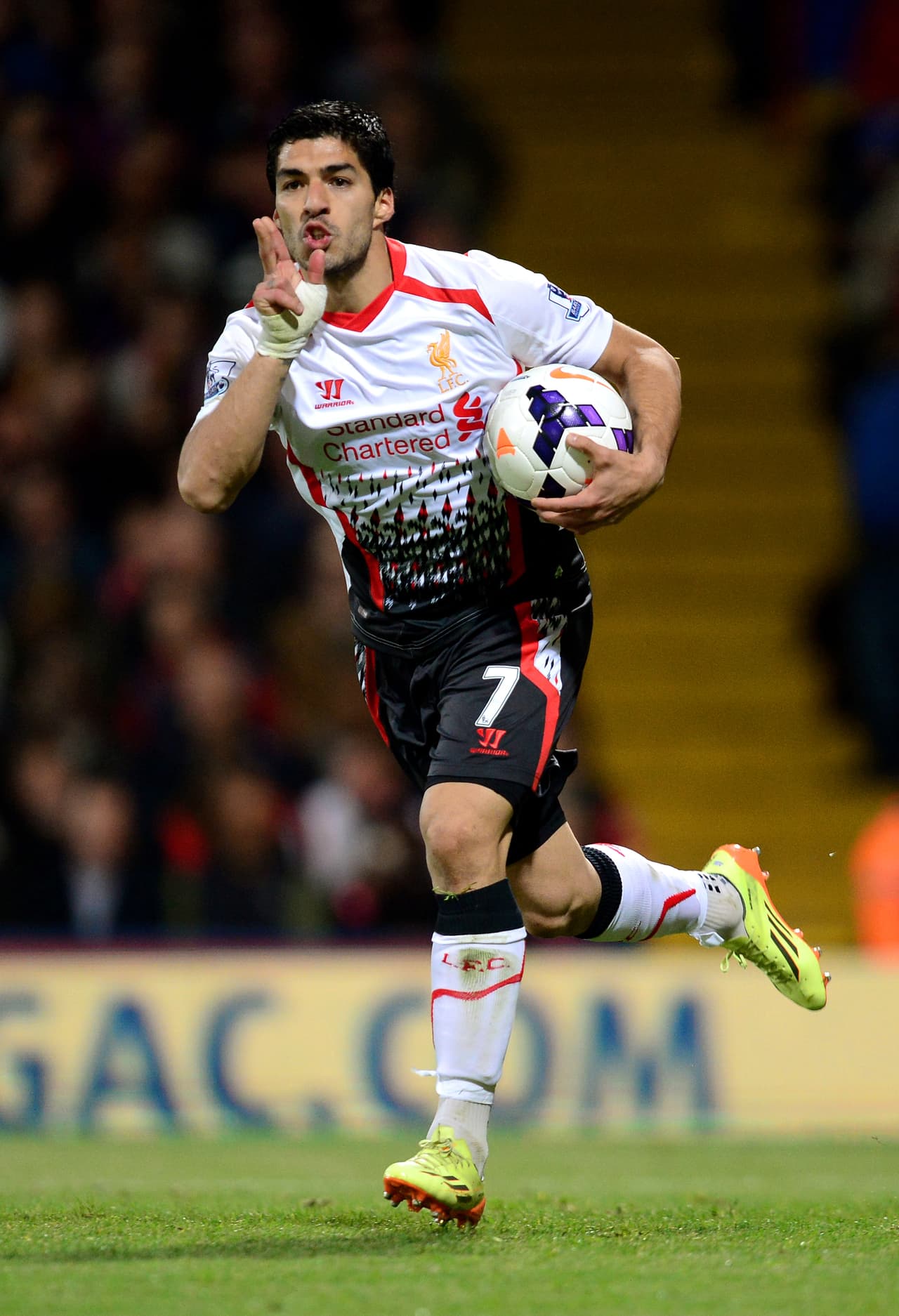 El 'Pistolero' se convirtió en figura del Liverpool, en el que salió campeón en la Copa de la Liga. Anotó 82 goles que lo convirtieron en referente del ataque del tradicional equipo.
