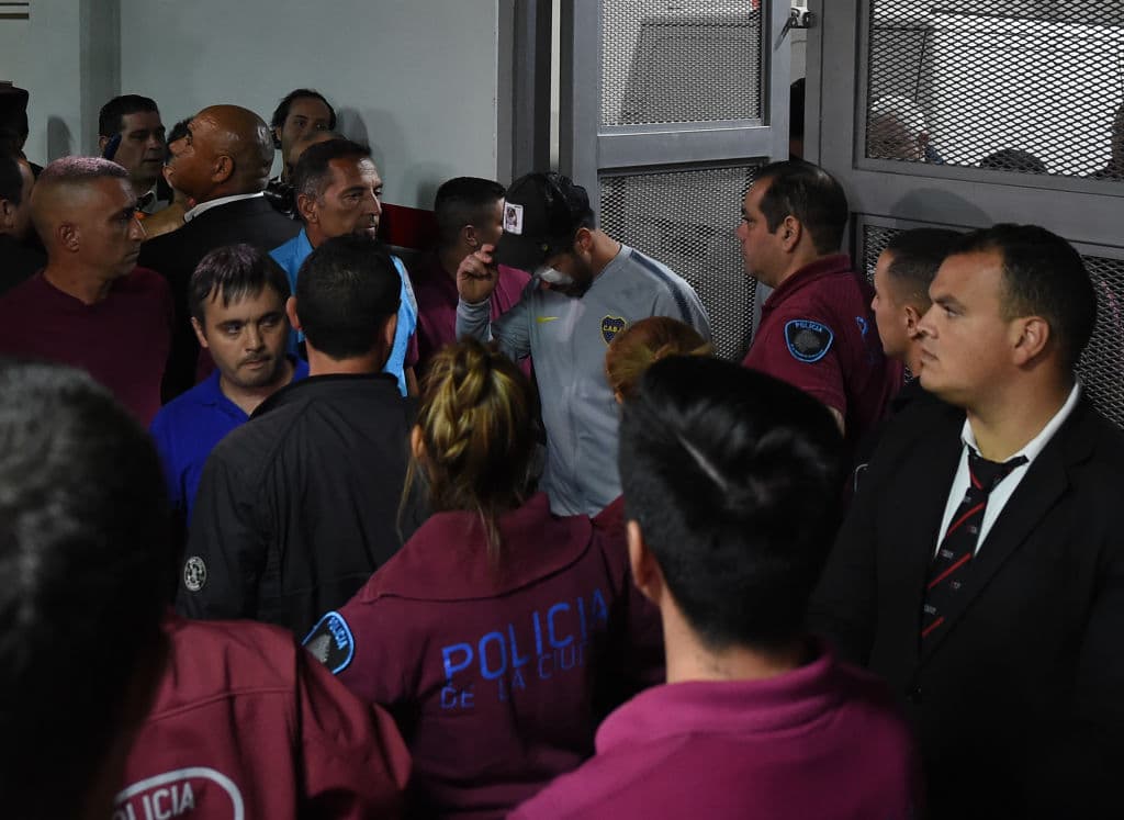 Justamente, el aplazamiento se debe a que Boca Juniors no está en igualdad de condiciones deportivas por las heridas en su ojo que recibió el jugador Pablo Pérez tras el ataque a la caravana.