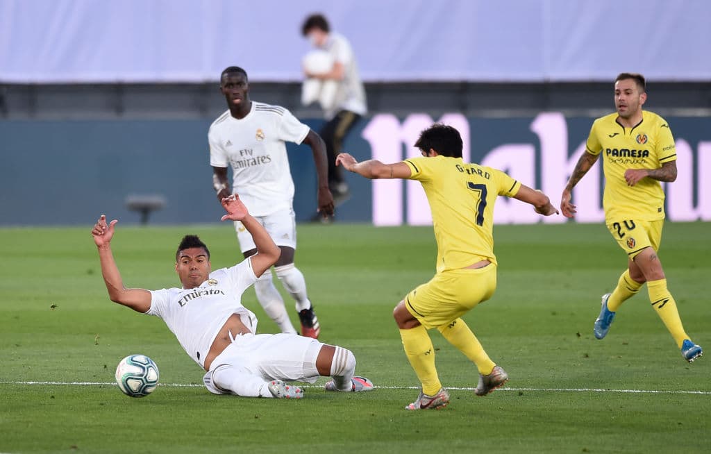 El villarreal comienza cerrando el juego por el centro, por lo que el Real Madrid arriesga y el Villarreal recupera balones.