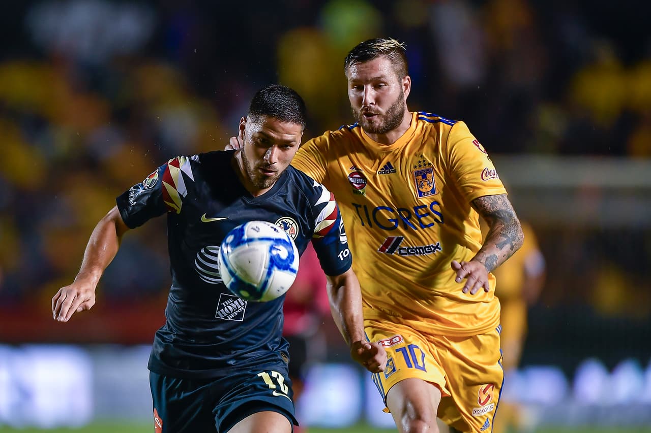 MONTERREY, MEXICO - AUGUST 24: Andre-Pierre Gignac, #10 of Tigres, fights for the ball with Bruno Valdez, #18 of América, during the 6th round match between Tigres UANL and America as part of the Torneo Apertura 2019 Liga MX at Universitario Stadium on August 24, 2019 in Monterrey, Mexico. (Photo by Azael Rodriguez/Getty Images)
