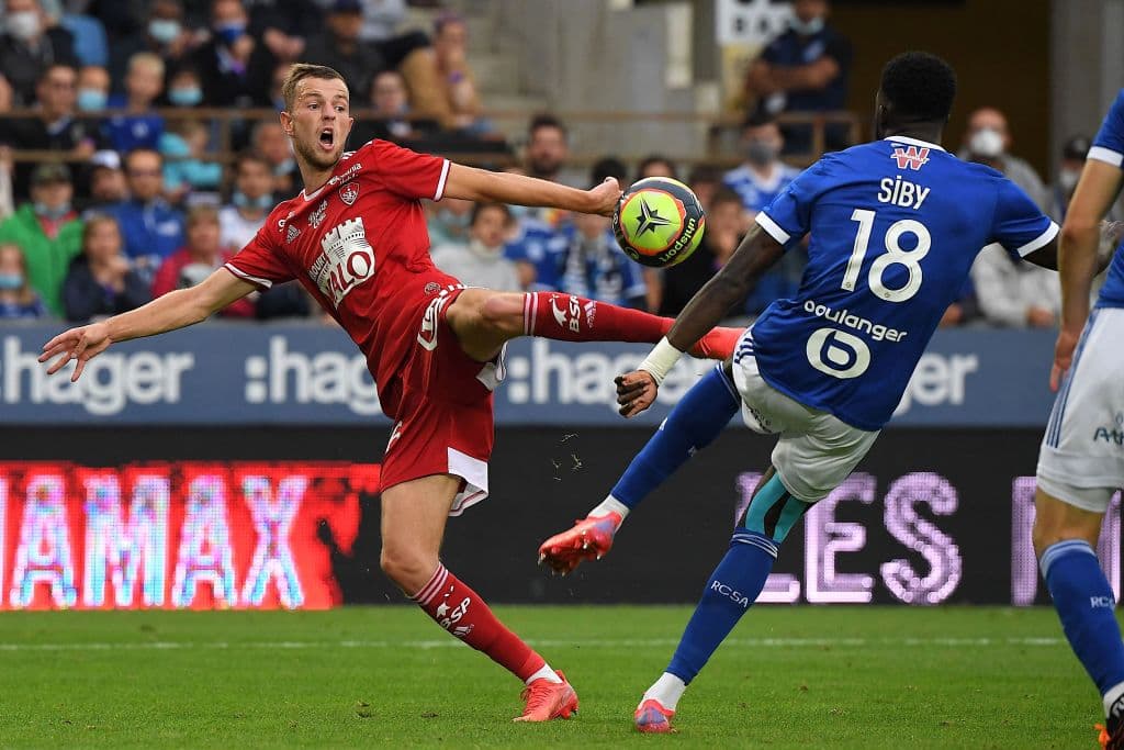 Strasbourg se impone a Brestois 3-1 durante la cuarta fecha de la Ligue 1. El único tanto para 'Les pirates' fue por parte de Irvin Cardoná (26'), mientras que Sanjin Prcic, Jean Kevin Duverne y Adrién Thomasson aportaron anotaciones para el triunfo del Racing.