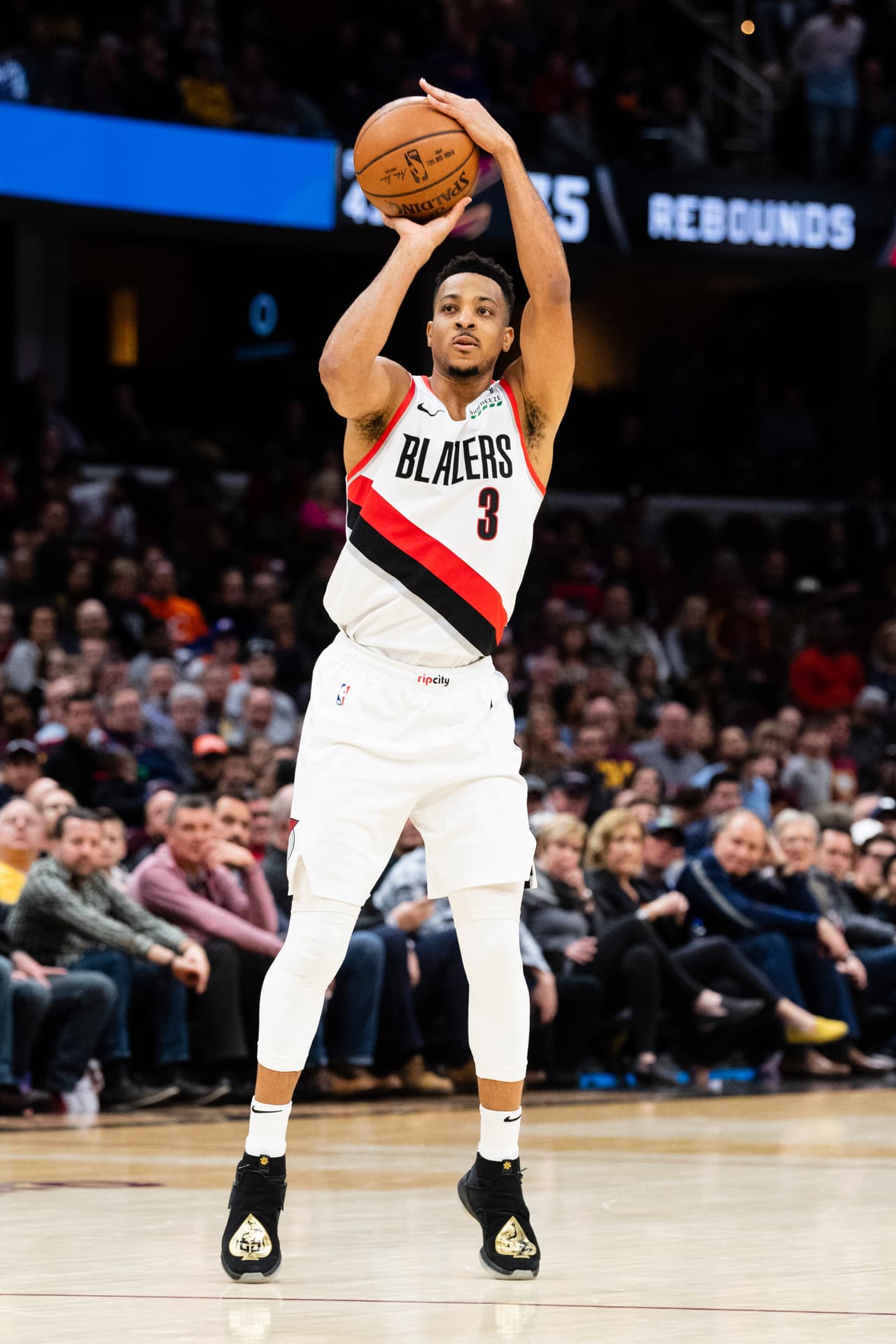 Trail Blazers 123-110 Cavaliers: un nuevo triunfo para los de Portland con un C.J. Collum fulmimante llegando a 35 puntos en el Quicken Loans Arena. Los Blazers se acomodan en la cuarta posición del Oeste, mientras que los Cavaliers son penúltimos del Este.