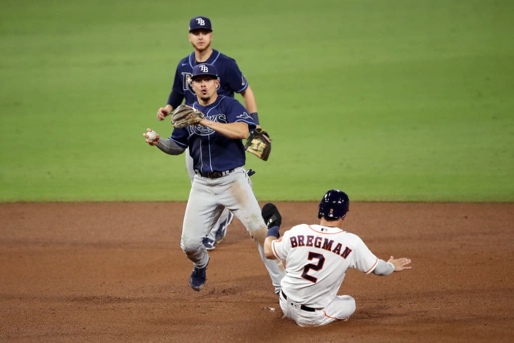 Los de Los Angeles tundieron 15-3 a los de Atlanta y ganan su primer juego de la serie; Houston derrotó a los Rays 4-3 y dejan la serie 3-1.