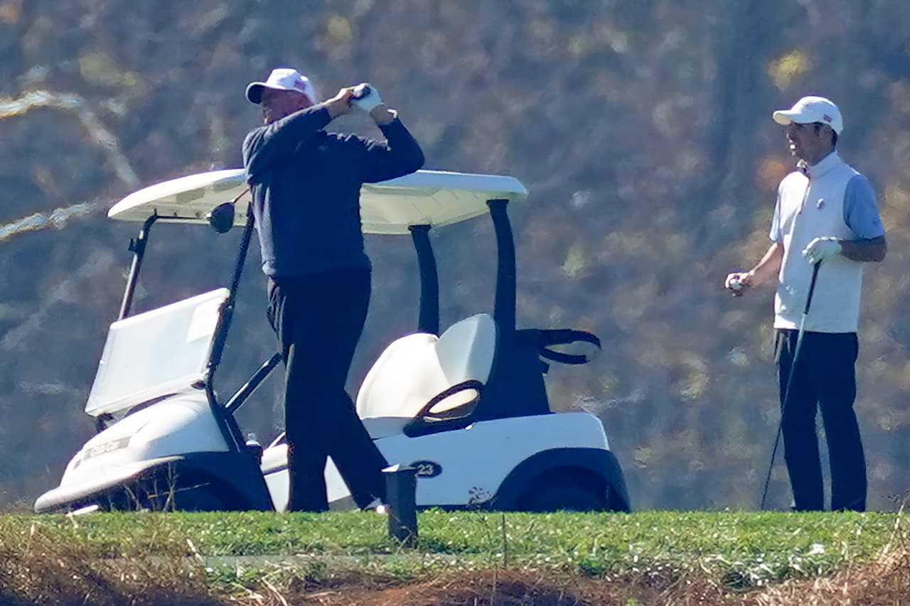Trump juega golf para relajarse, pues ser mandatario es una pesada tarea.