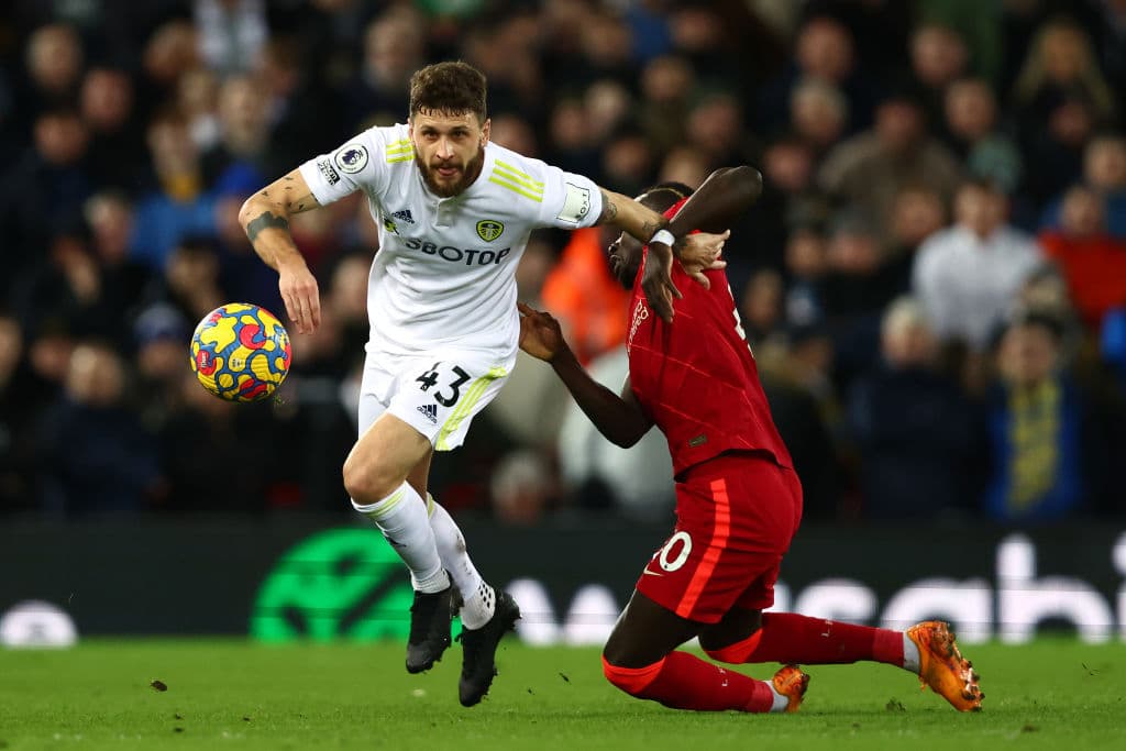 Liverpool no se despeina y golea al Leeds United 6-0 con doblete de Mohamed Salah en penales, un gol de Joao Matip, dos de Sadio Mané y uno más de Virgil Van Djik de último minuto durante el partido correspondiente a la J19 en la Premier League.