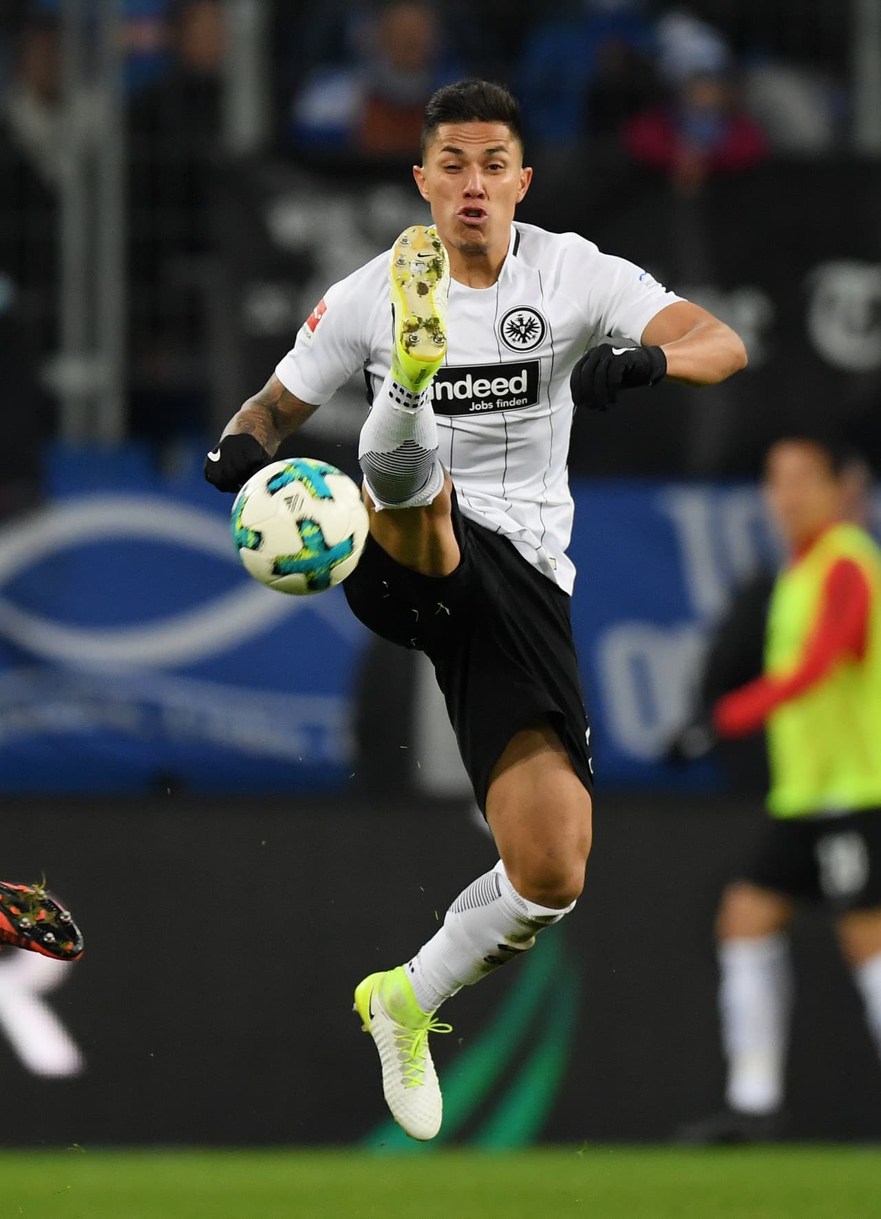 Carlos Salcedo, tras varios partidos seguidos como titular, recibió un merecido descanso.