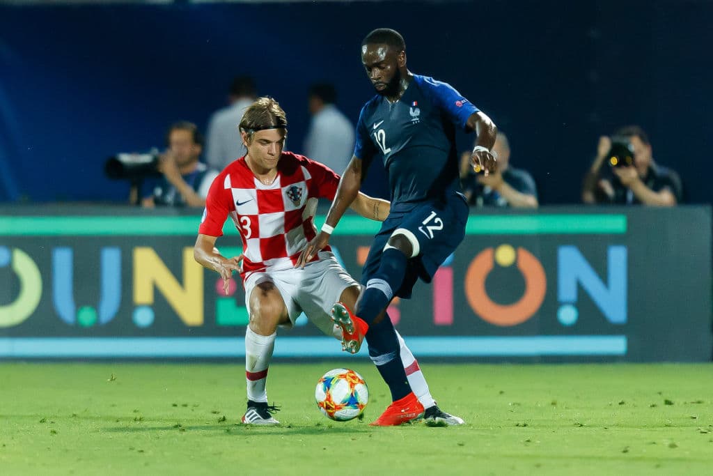 El francés Jonathan Ikone muestra el manejo de su equipo ante el croata Borna Sosa, cuyo equipo aún no ha marcado gol en esta Euro Sub-21.