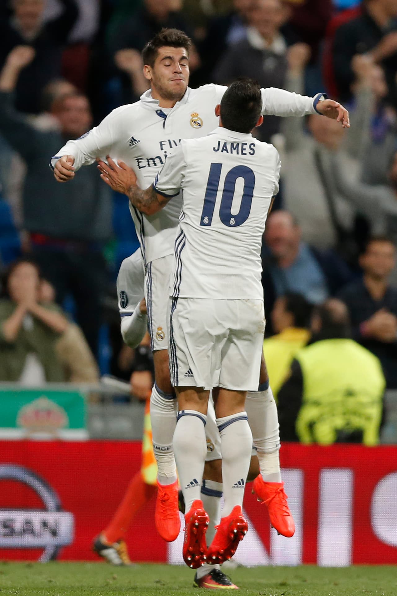 Con la situación como está, se dice que James Rodríguez iría al Chelsea junto a Álvaro Morata para que el Madrid logre tener a Eden Hazard.