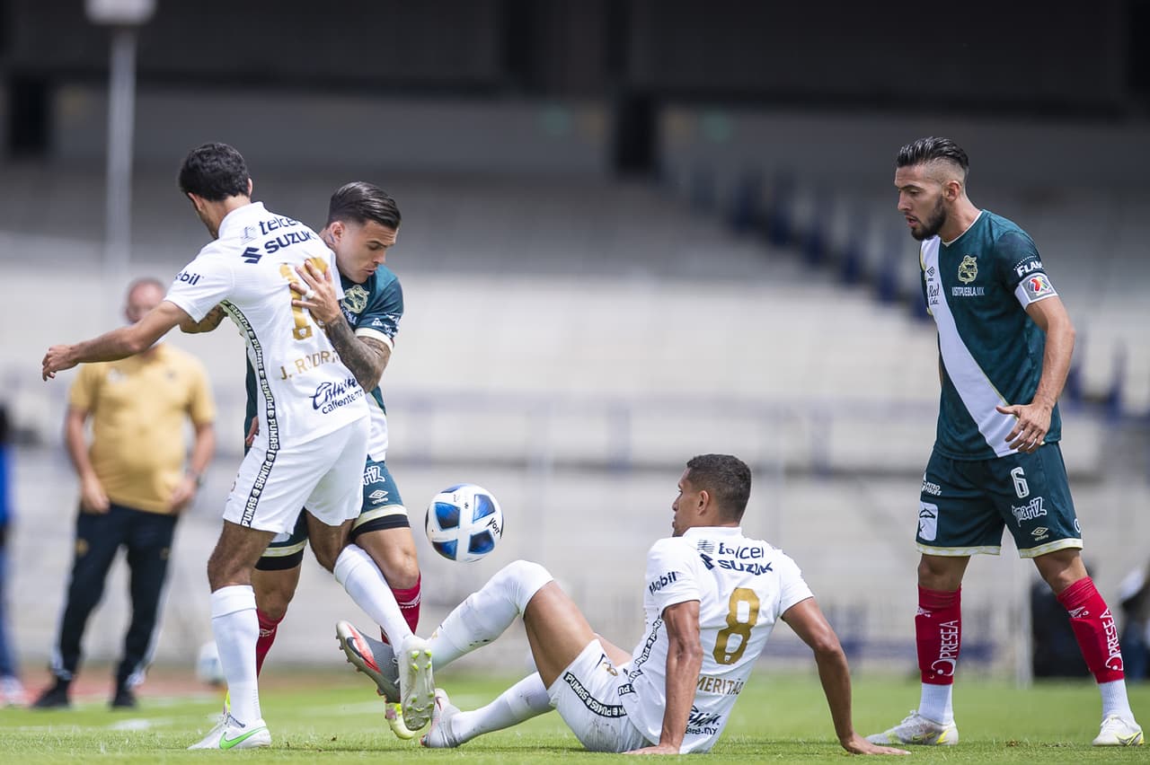 Pumas rompe su mala racha tras vencer 2-0 a Puebla en Ciudad Universitaria durante la Jornada 6 del Apertura 2021. La primera anotación fue por parte de Washington Corozco al 74' y, con penalti, Juan Ignacio Dinneno convirtió al 81.