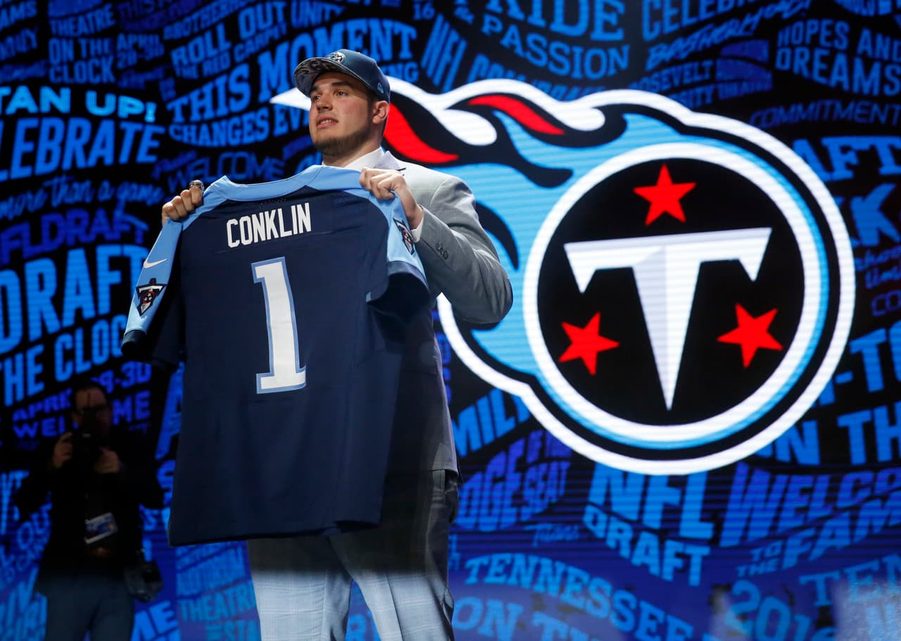8 TENNESSEE TITANS (Cambio con Cleveland) T JACK CONKLIN -- MICHIGAN ST.