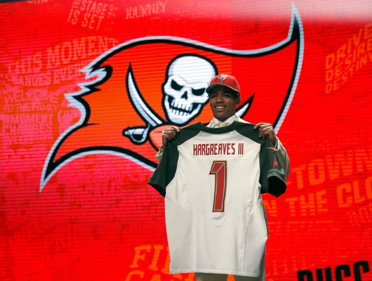 11 TAMPA BAY BUCCANEERS (Cambio con Chicago) CB VERNON HARGREAVES -- FLORIDA