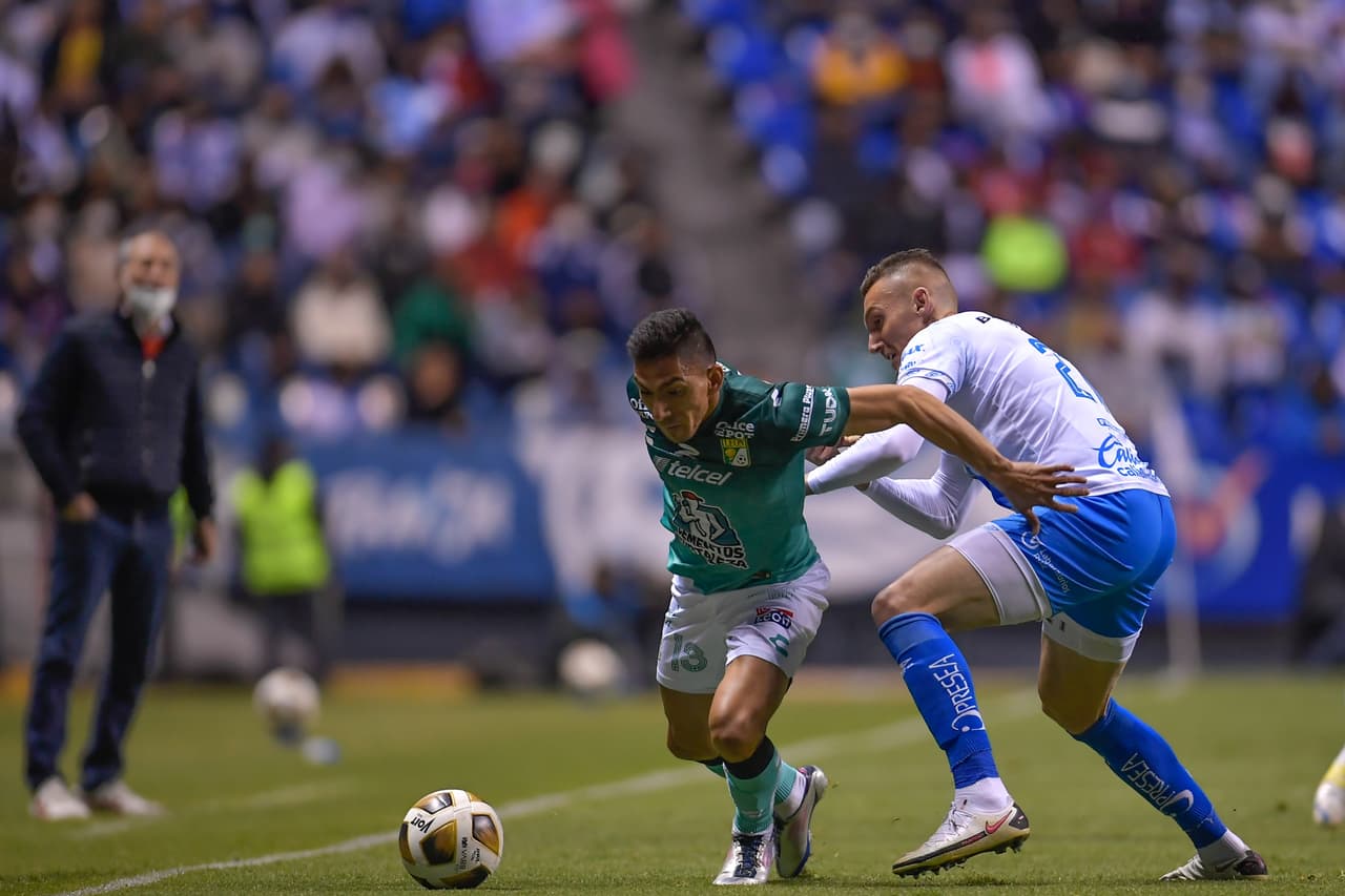 Puebla consigue la primer derrota de la Liguilla luego de remontar al León 2-1 gracias a las anotaciones de Pablo Parra y Maximiliano Araujo.