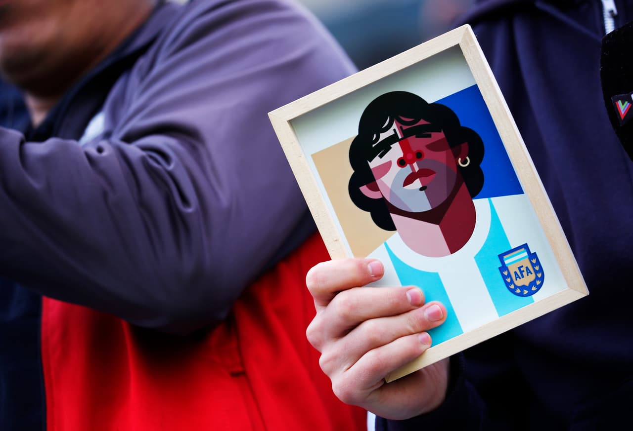 ¡Tristes! Dybala y 'Papu' Gómez pierden playera de Maradona