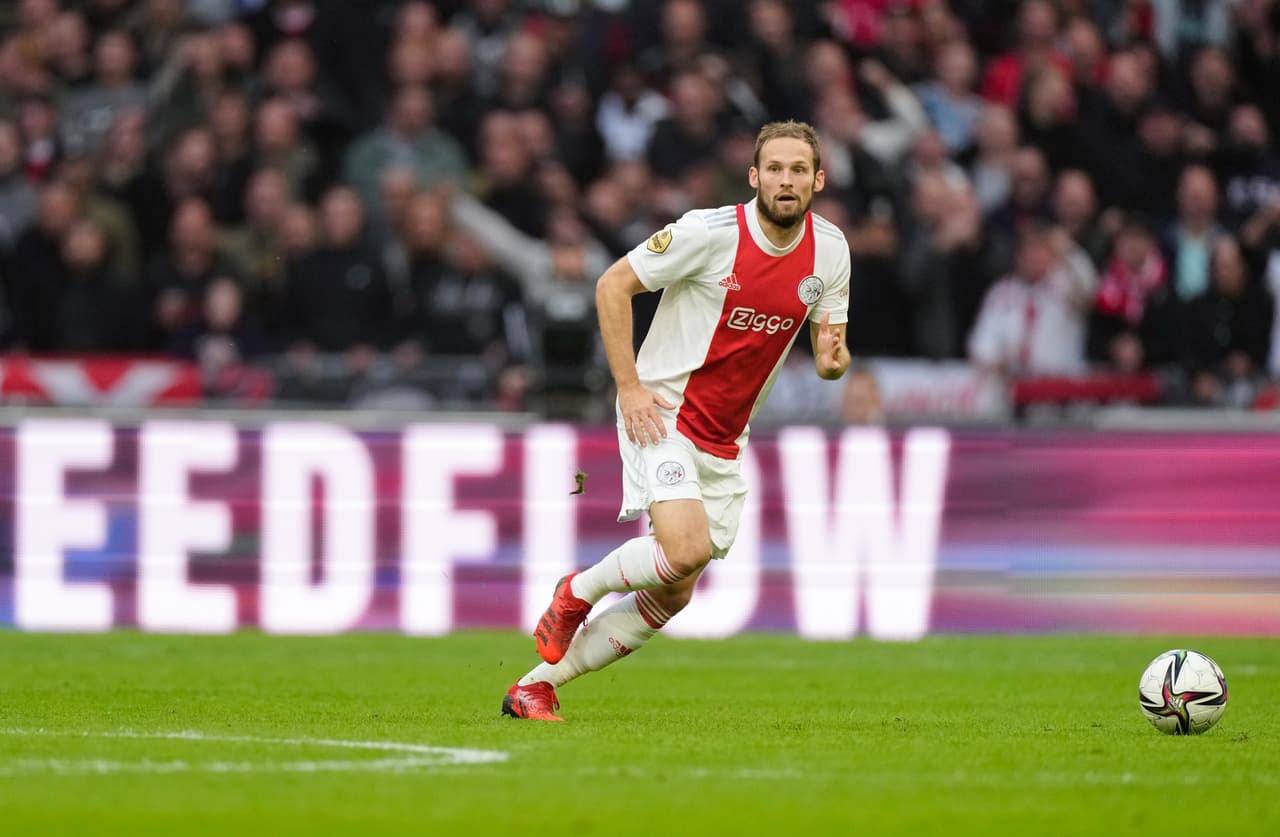 Ajax golea al PSV durante la 10ma fecha de la Eredivisie, donde los locales se impusieron ante los de Eindhoven con goliza 5-0, gracias a los tantos de Berguis (19'), Haller (56'), Anthony Dos Santos (66'), Klaassen (76') y Tadic en minutos agregados. Edson Álvarez fue titular, mientras que el 'Guti' Galaviz entro de cambio.