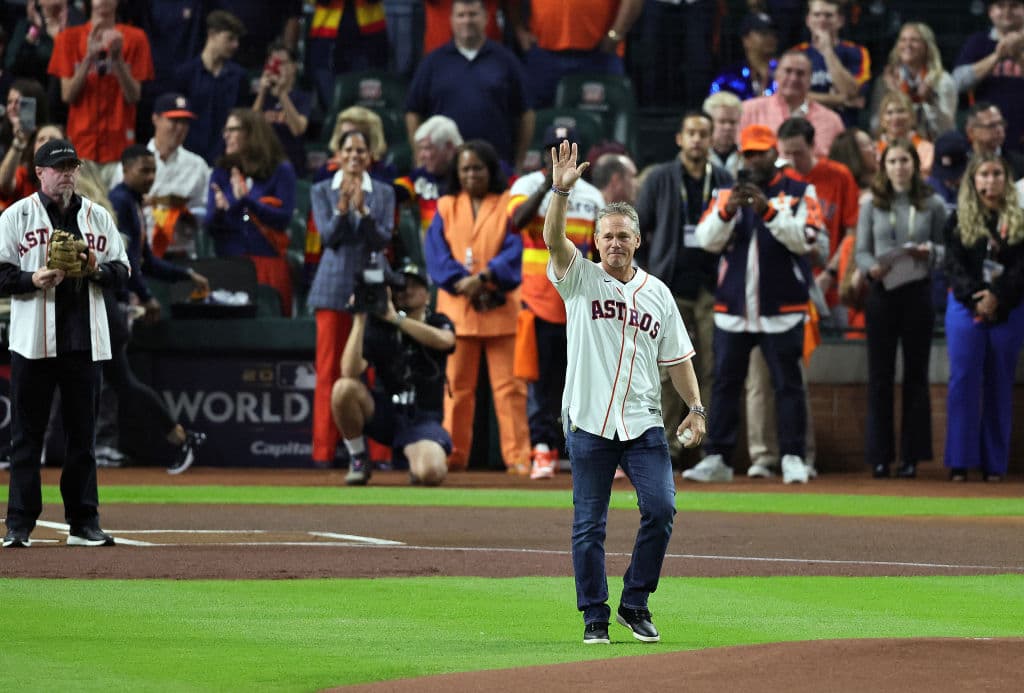 Craig Biggio, ex de los Houston Astros, fue el encargado de lanzar la primera bola en el segundo juego de la Serie Mundial 2022.