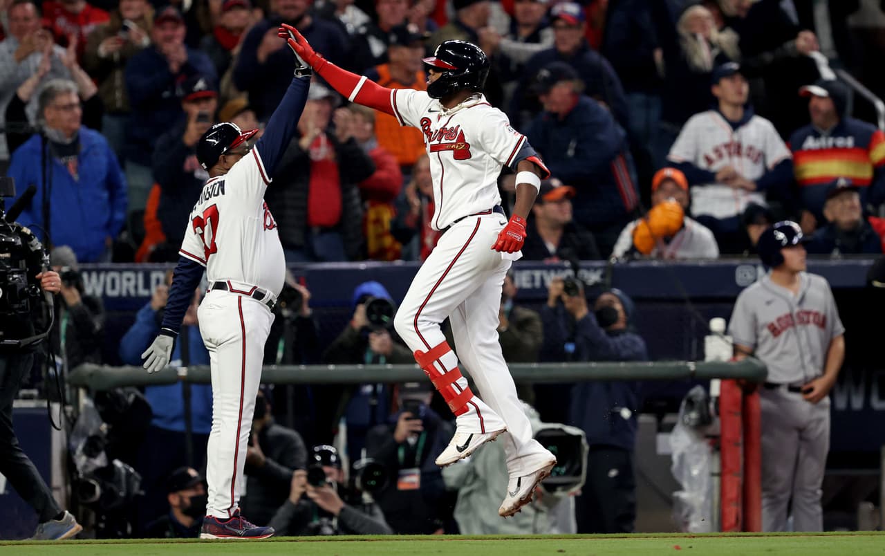 Con la presencia del expresidente, Donald Trump en el Truist Park, los Atlanta Braves remontaron dos carreras de Altuve y con los batazos de Rosario, Swanson y Soler se pusieron a un triunfo de conseguir el título 2021 de la Serie Mundial.