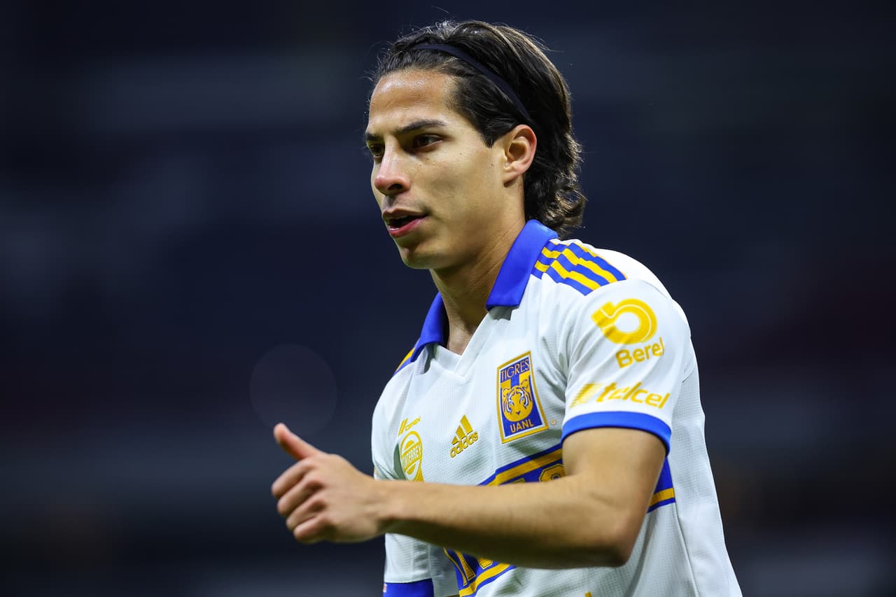 Diego Lainez es felicitado por el Betis tras lograr el título con Tigres