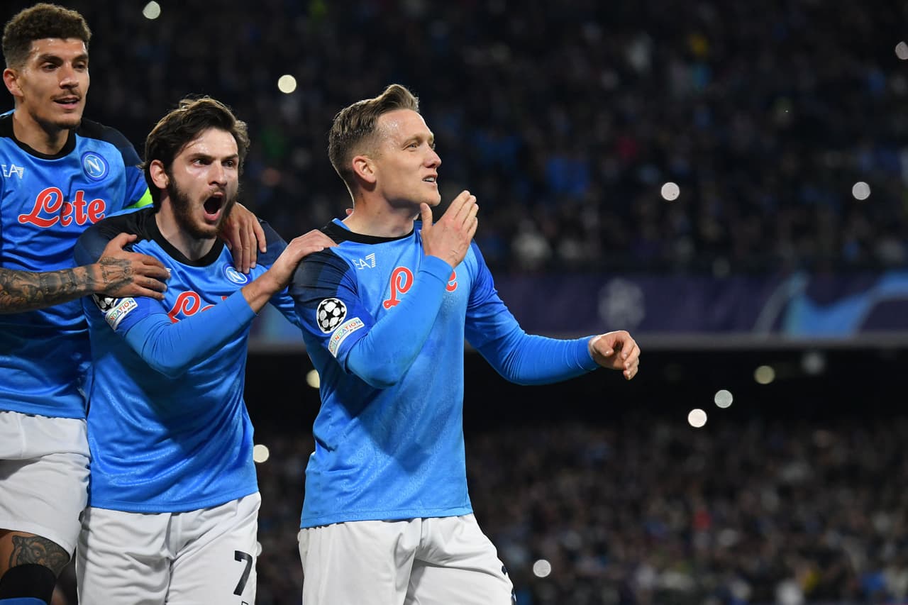 Napoli venció 3-0 al Eintracht Frankfurt con doble de Osimhen y uno más de Zielinski; 'Chucky' Lozano entró al 67'.