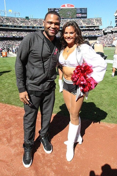 Cuatro temporadas deleitando a los fans de la NFL. Brandi está en las filas de las fabulosas Raiderettes y te presentamos las mejores tomas de ella.