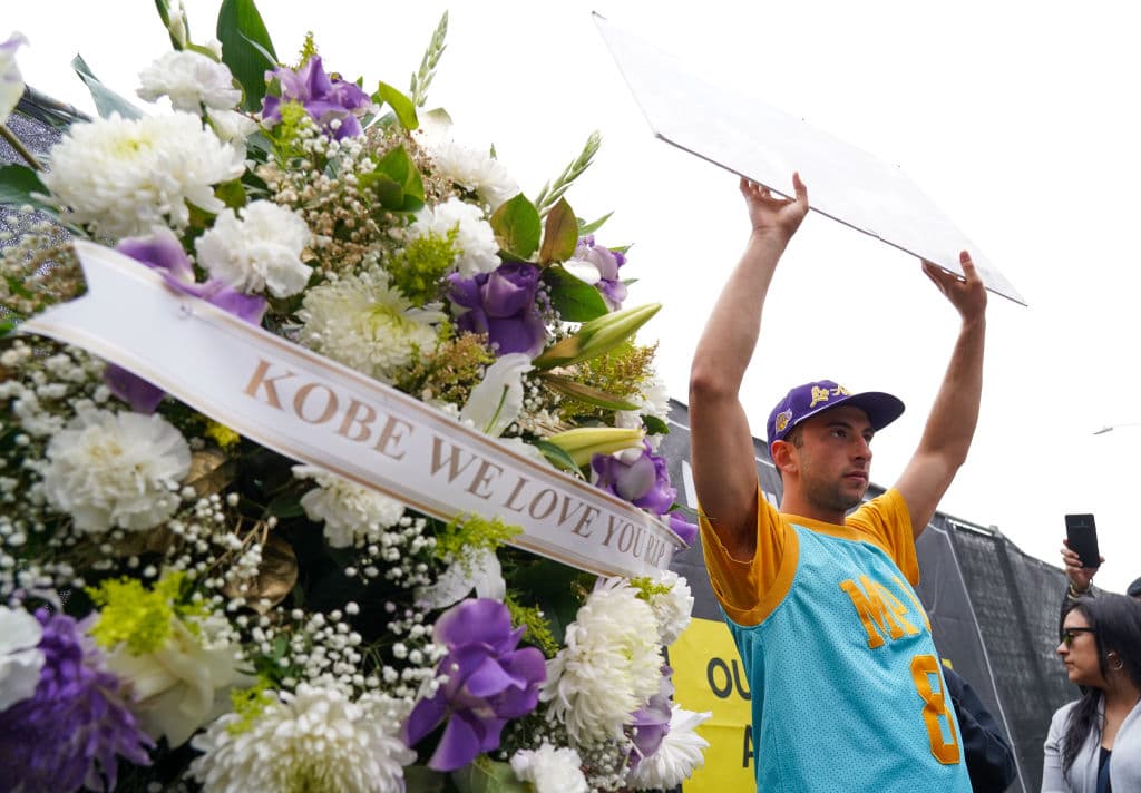 Aficionados se acercaron al Staples Center, entre lagrimas e indredulidad para dejar flores por la muerte de Kobe Bryant.