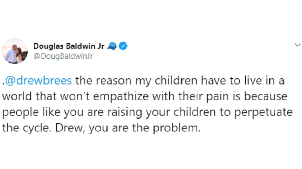 Así reaccionó el mundo ante lo que opina el QB sobre los jugadores que se hincan durante el himno de Estados Unidos.