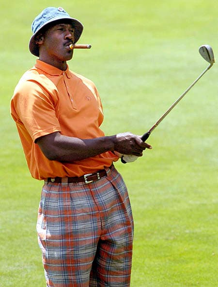 La leyenda del basketball, Micahel Jordan, disfruta de un buen puro y de jugar golf.