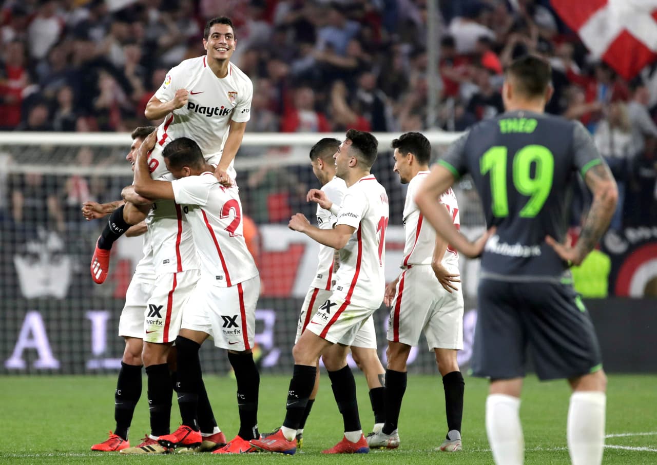 Sin embargo, la fiesta fue para el Sevilla con su goleada 5-2 contra Real Sociedad en el estadio Ramón Sánchez Pizjuán, donde los visitantes, entre ellos el mexicano Héctor Moreno, vieron la alegría de los locales.
