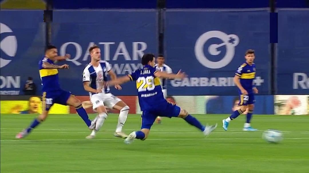 Carlos Tévez se salva de una roja a los 3 segundos de juego