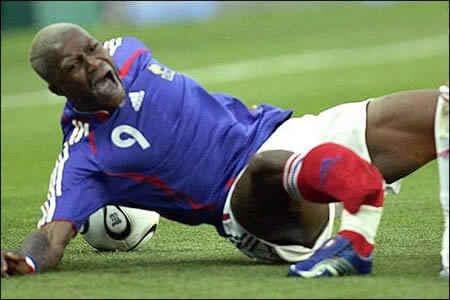 Djibril Cissé: el francés se rompió la tibia y el peroné en un encuentro con la Selección de Francia.