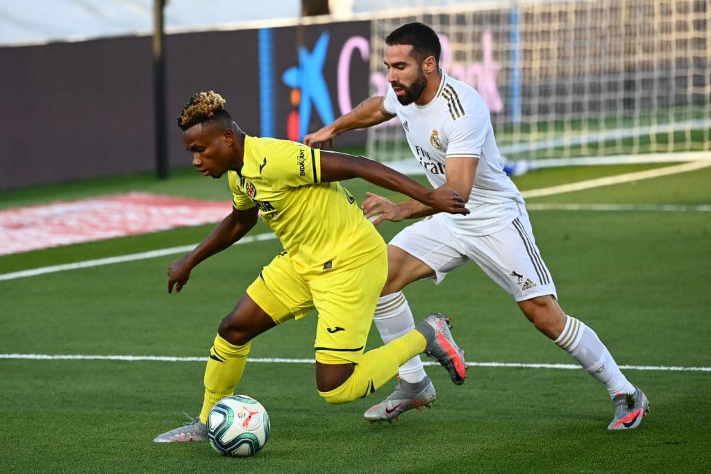 Daniel Carvajal impide que el mediocampista Samuel Chukwueze logre sacar el disparo u el centro.