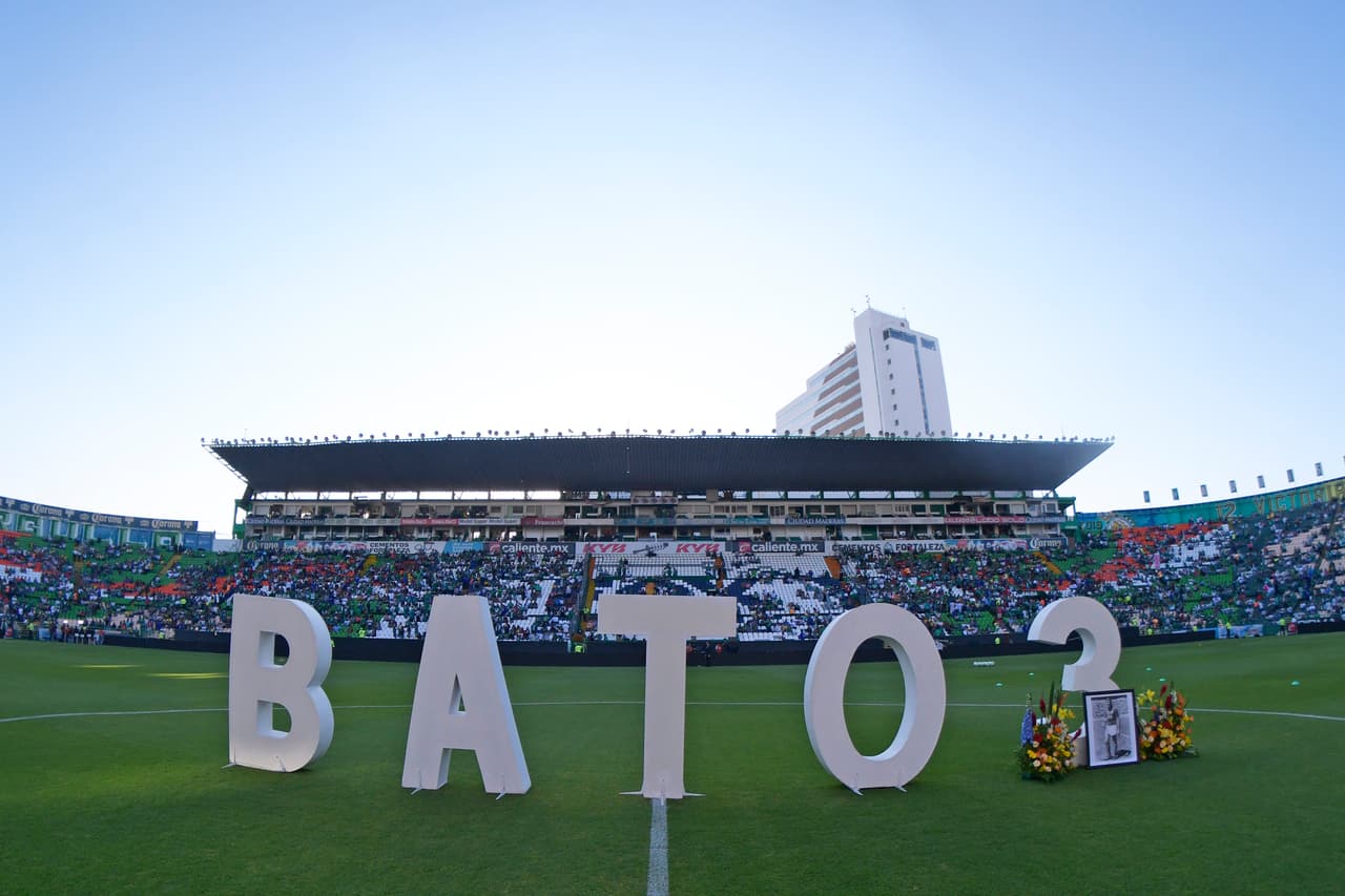 Un homenaje a Osvaldo Batocletti, quien visitió la playera de León, tuvo lugar antes del partido de vuelta por la Semifinal del
<a href="https://www.univision.com/deportes/futbol/liga-mx/*">Clausura 2019</a>.