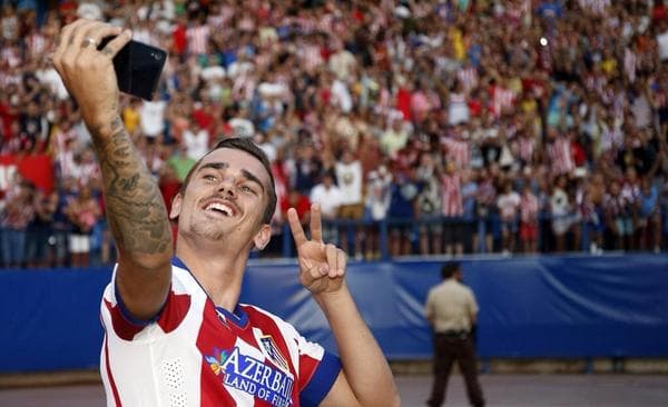 Antoine Griezmann se toma selfie ante los fanáticos del Atlético de Madrid.