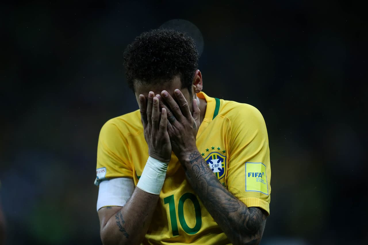 Neymar erró penalti cuando el partido iba 1-0. El arquero Anthony Silva aguantó y le negó su gol en la atajada.