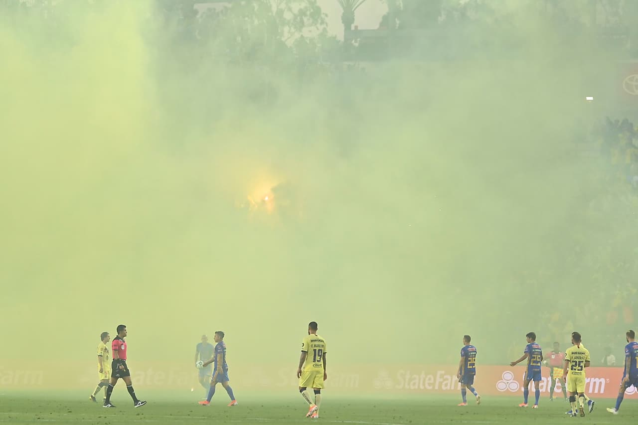Así se veía el campo, y ver era un decir, pues era evidente que no se veía nada. Se agregaron cinco minutos de tiempo de compensación por este incidente pero el 0-0 prevaleció y hubo que ir a los penaltis.