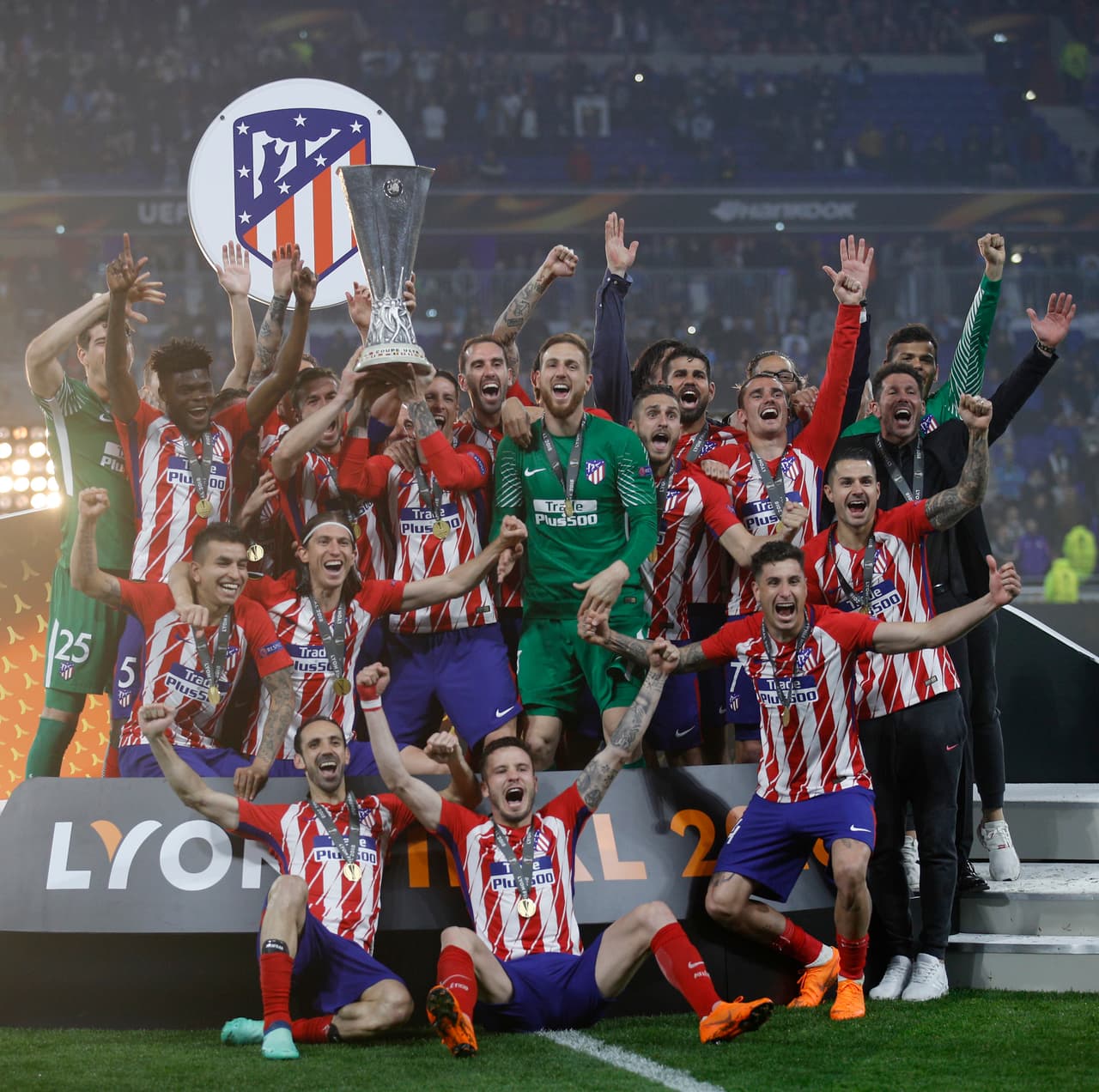 El Atlético de Madrid acecha al Sevilla y en el siglo XXI ha levantado la copa en tres ocaciones, en las ediciónes de 2009-2010, 2011-2012 y 2017-2018.