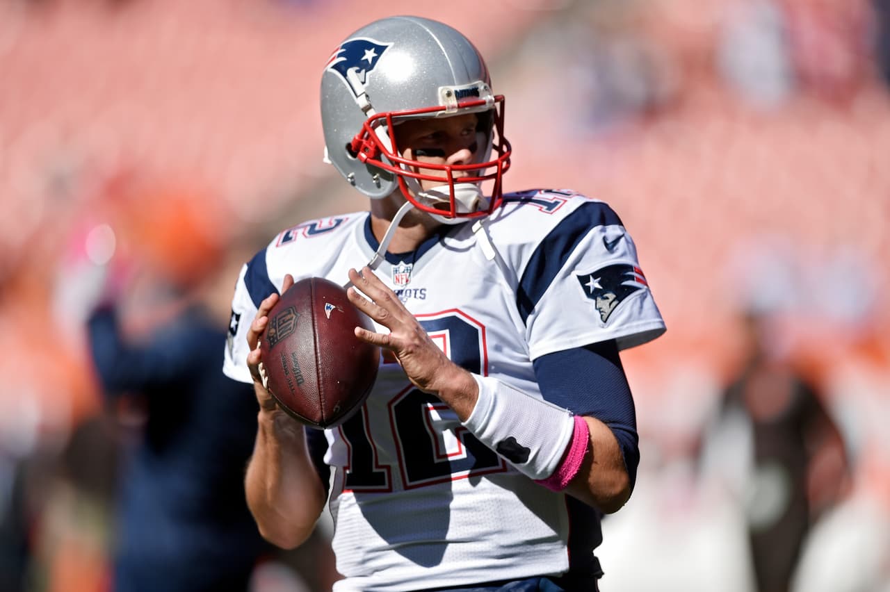 <b>Tom Brady – QB, New England Patriots </b>
<br>Regresó a la actividad tras la polémica suspensión por el
<i>Deflategate</i> y lo hizo de forma soberbia. El futuro miembro del Salón de la Fama tuvo una tarde sublime en Cleveland consiguiendo completar 28 de 40 pases lanzados para un total de 406 yardas por aire y tres touchdowns. Brady brindó el desempeño más notable de toda la Semana 5 en la paliza contra los Browns.