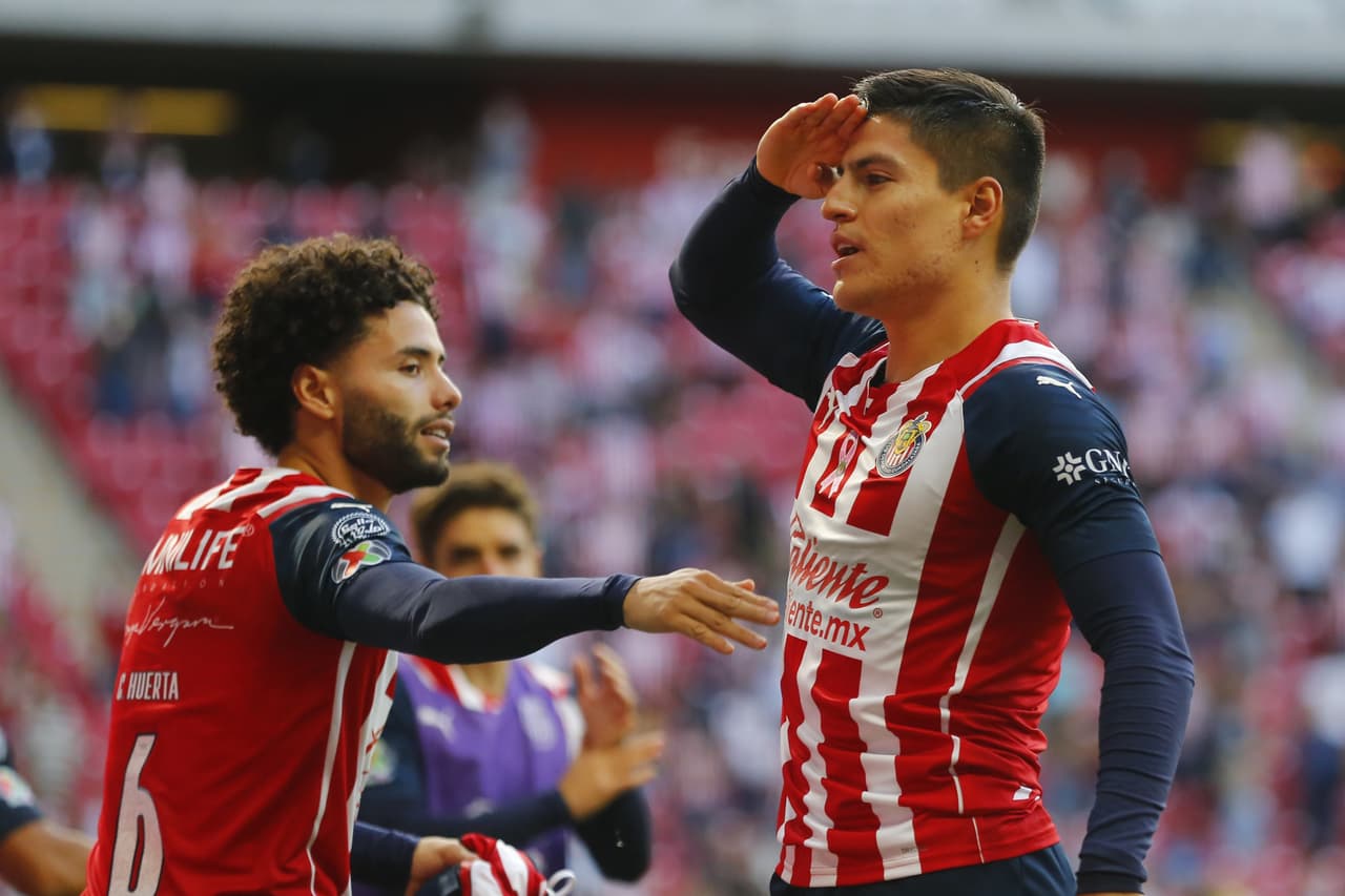 Ya en el último minuto, Ronaldo Cisneros, que tenía segundos en la cancha, puso el 2-0