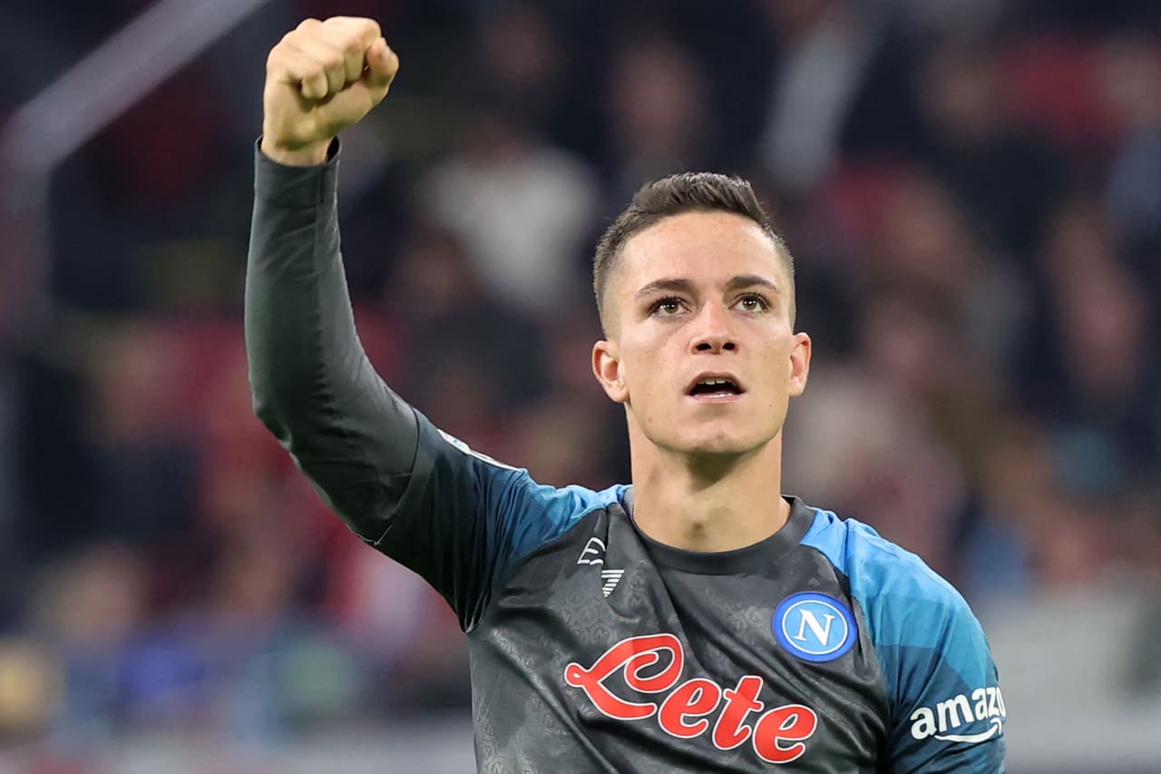 Napoli aplastó al Ajax a domicilio y lleva paso perfecto en la Champions League.