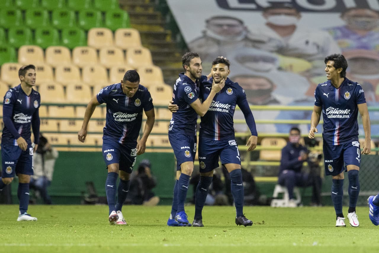 Con goles de Sánchez, Macías y Mayorga, Chivas rompió la marca invicta del León como local.