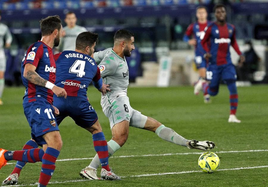 Levante se impone 4-3 ante el Real Betis en un intenso partido, donde los mexicanos Andrés Guardado y Diego Lainez tuvieron minutos en el campo. Los goles por parte de los 'granotas' corrieron a cargo de Oscar Duarte, doblete de Morales Nogales, Roger Martí y Roberto Suárez. Aissa Mandi y Sergio Canales descontaron para el Betis.