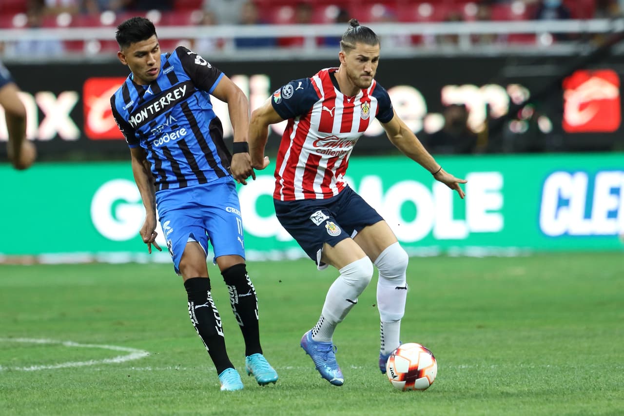 Chivas comenzó ganando con gol de Ángel Zaldíver, pero Rayados reaccionó y con goles de Gallardo, Vegas y un ‘osote’ de Miguel Jiménez terminó por vencer y hundir a un Guadalajara que podría quedarse sin DT.